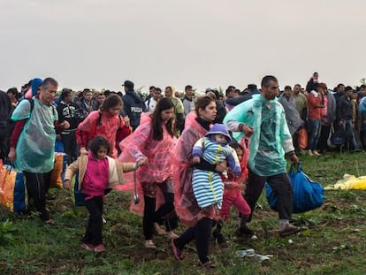 Un grupo de migrantes tras cruzar a Croacia desde Serbia este jueves.