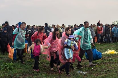 Un grupo de migrantes tras cruzar a Croacia desde Serbia este jueves.