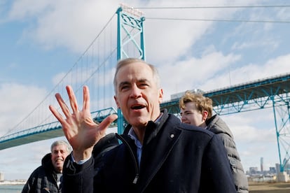 El primer ministro de Canadá, Mark Carney, habla a la prensa el 26 de marzo con el Puente Ambassador de fondo, en Windsor (Ontario).