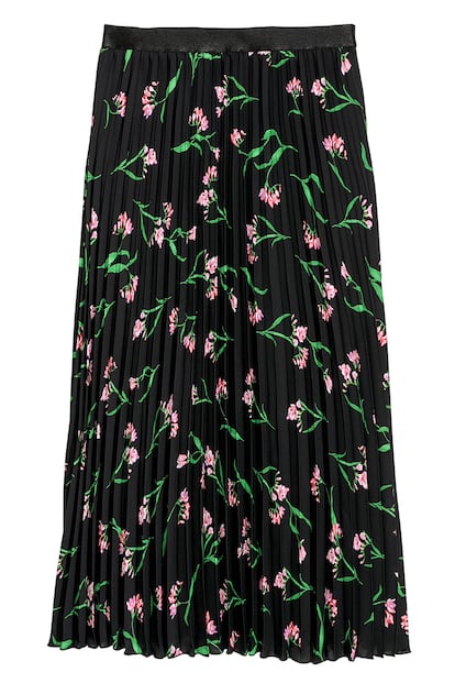 Las faldas plisadas midi seguirán siendo tendencia. Elegimos esta de flores de H&M rebajada a 23,99 (costaba 34,99).