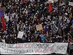 GRAFCAT9356. BARCELONA, 08/03/2021.-Unos 500 estudiantes se están manifestando por el centro de Barcelona con motivo del Día de la Mujer para exigir una educación feminista, convocados por el Sindicat d'Estudiants dels Països Catalanas (SEPC). EFE/Alejandro García.