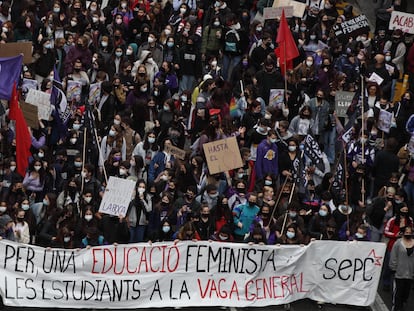Unos 500 estudiantes se están manifestando por el centro de Barcelona con motivo del Día de la Mujer para exigir una educación feminista.