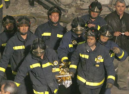 Los equipos de rescate han conseguido recuperar esta madrugada el cadáver de Carlos Alonso Palate después de que fuera localizado sobre las 18.45 horas del miércoles en el interior de su vehículo