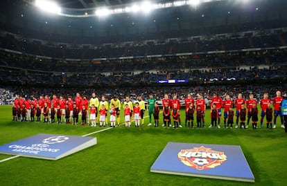 Las alineaciones del Real Madrid y el CSKA, al inicio del partido. 