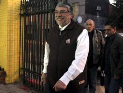 El destituido presidente de Paraguay Fernando Lugo llega a sus oficinas en Asunción.