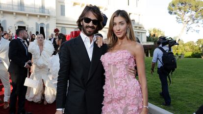 Leonardo Del Vecchio junto a Jessica Serfati, durante la gala amfAR del Festival de Cine de Cannes.