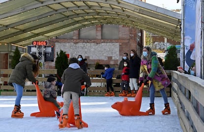 Varias personas patinaban el sábado en la pista de hielo de Matadero, en Madrid.