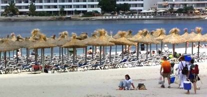 Un grupo de turistas en la playa de Santa Ponsa, en Mallorca.