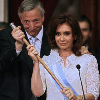 Cristina Fernández, con su marido, durante la toma de posesión como presidenta, en diciembre de 2007.