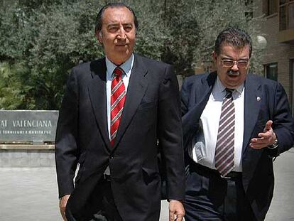El gerente del Valencia, Enrique Lucas, y su presidente, Juan Soler, tras la reunión en Territorio.