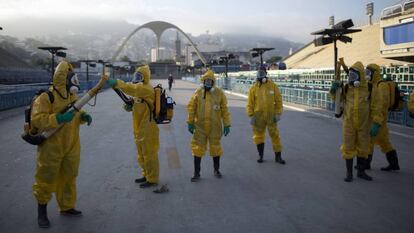 Unos especialistas fumigan una zona donde está presente el mosquito que transmite el zika en Río de Janeiro (Brasil) el pasado enero de 2020-