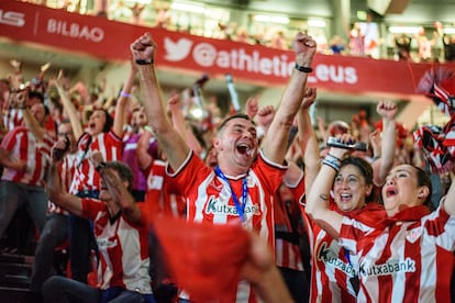 Aficionados del Athletic celebran su victoria tras derrotar al Mallorca en la final de Copa.
