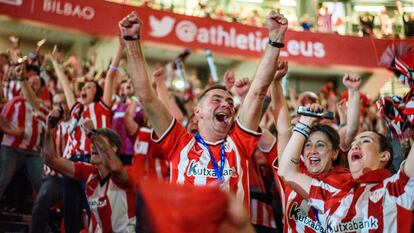 Aficionados del Athletic celebran su victoria tras derrotar al Mallorca en la final de Copa.