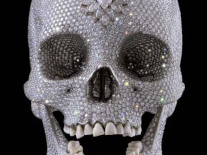 'Por el amor de Dios", obra de Damien Hirst. Calavera de platino con 8.601 diamantes incrustados.