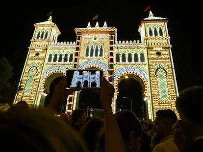 Portada de la Feria de Abril de 2024 la noche del 'alumbrao'. / RAÚL CARO (EFE)