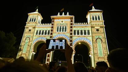 Portada de la Feria de Abril de 2024 la noche del 'alumbrao'. / RAÚL CARO (EFE)