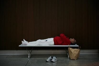 Un hombre duerme encima de un banco durante la primera tarde de San Fermín 2022.