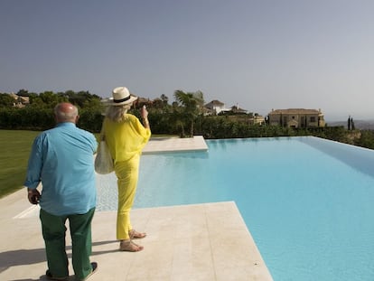 Dos inversores visitan una mansi&oacute;n en Marbella. 