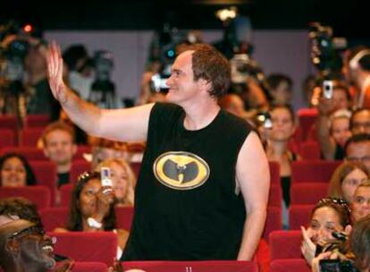 Tarantino saluda en Cannes a su llegada a la conferencia de Scorsese