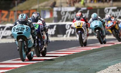 Kent, perseguido por Bastianini en Montmel&oacute;. Detr&aacute;s Antonelli, V&aacute;zquez y Oliveira. 