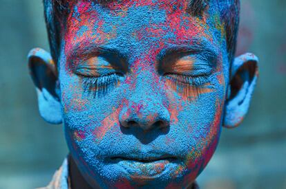 Un niño, con la cara totalmente manchada de los colores del Holi, en Sylhet, Bangladesh.