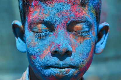 Un niño, con la cara totalmente manchada de los colores del Holi, en Sylhet, Bangladesh.