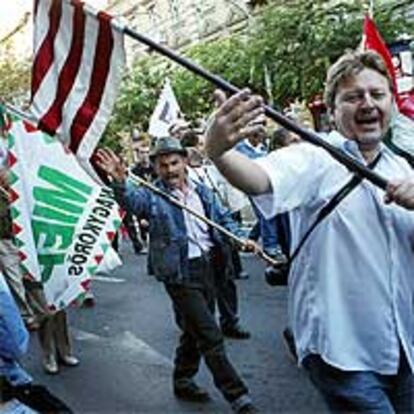 Militantes del ultraderechista Partido de la Justicia y la Vida Húngaro (MIEP) se manifiestan por las calles de Budapest.