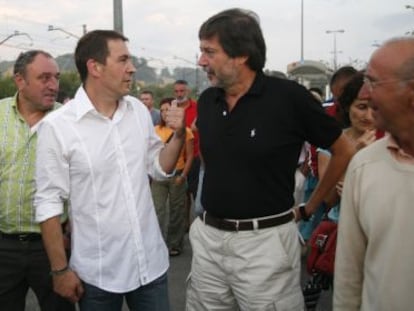 Arnaldo Otegi y Rafael Díez Usabiaga, a la salida del primero de la cárcel en 2008.