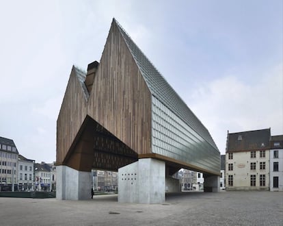 Mercado de Gante. É contemporâneo e conserva a tradição. Sua cobertura de duas águas se somam às da cidade histórica. A fachada de madeira desenhada por Marie-José Van Hee e Robbrecht & Daem e os painéis protetores de vidro remetem à vanguarda.