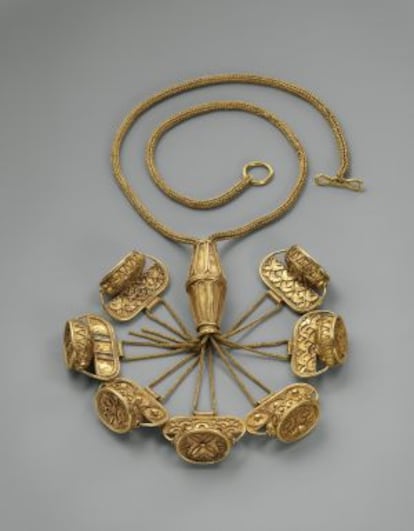 Collar de siete sellos de estilo fenicio del siglo VII antes de Cristo, la pieza forma parte del valiosoTesoro del Carambolo.