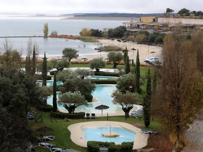 Varias piscinas en la urbanización de Valdecañas, en El Gordo (Cáceres).