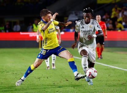 Viti Rozada y Vinicius disputan un balón durante el partido entre la UD Las Palmas y el Real Madrid.