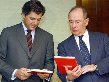 Rodrigo Rato, a la derecha, con el presidente de Vodafone, José Manuel Entrecanales, ayer en Madrid.
