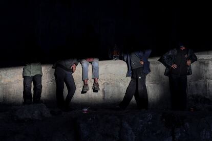 Un grupo de inmigrantes sentados en un puente de la ciudad turca de Van, tras cruzar la frontera con Irán, este junio.