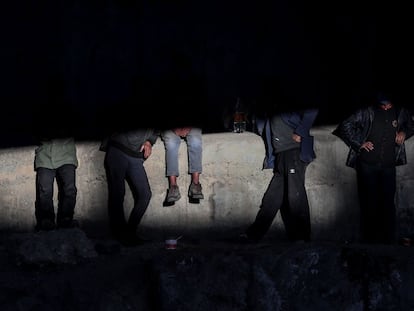 Un grupo de inmigrantes sentados en un puente de la ciudad turca de Van, tras cruzar la frontera con Irán, este junio.