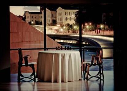 Sala del restaurante Nerua, con vistas a la ría de Bilbao.