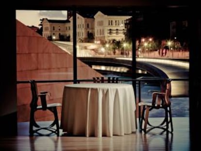 Sala del restaurante Nerua, con vistas a la ría de Bilbao.