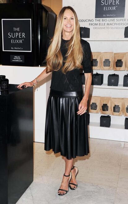 Elle Macpherson apostó todo al negro en la presentación de The Super Elixir en Londres. La falda midi de cuero negro es de la colección otoño-invierno 2014 de DKNY.