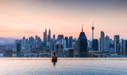 Vistas de la ciudad de Kuala Lumpur desde la piscina de una azotea.
