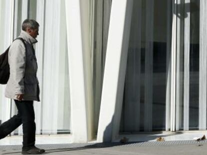 Una persona pasa por delante de un edificio de Telef&oacute;nica en Barcelona. 