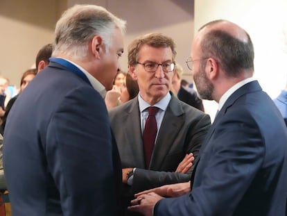 El líder del Partido Popular, Alberto Núñez Feijóo (centro), acompañado por el vicesecretario del PP Esteban González Pons (izquierda), y el presidente del Partido Popular Europeo, Manfred Weber, en un foro del PP Europeo en Lisboa.