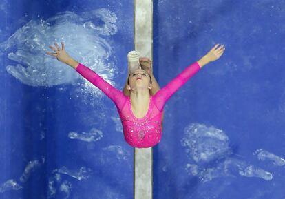 La gimnasta Ragan Smith durante el ejercicio de barra en los Campeonatos de gimnasia que se están celebrando en Everett, Washington.