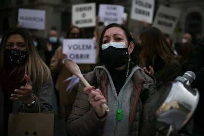 Protesta de treballadors, a la plaça de Sant Jaume de Barcelona.