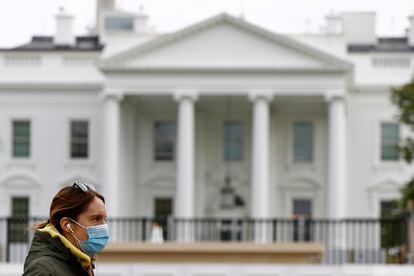 Mulher com máscara de proteção em frente à Casa Branca, em Washington, no dia 1 de abril.