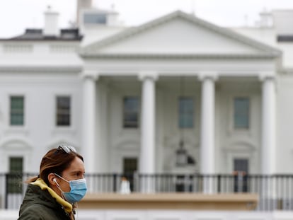 Mulher com máscara de proteção em frente à Casa Branca, em Washington, no dia 1 de abril.