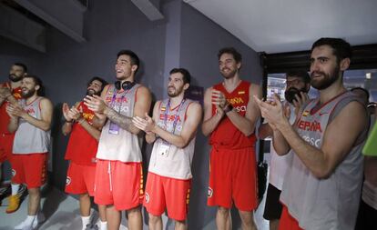 Los compa&ntilde;eros de Navarro le aplauden durante su rueda de prensa.