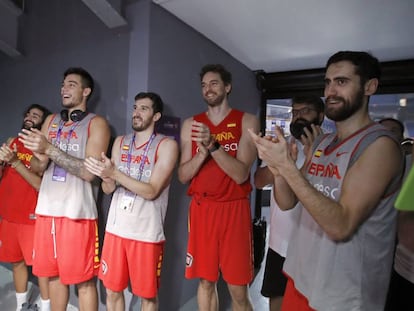 Los compa&ntilde;eros de Navarro le aplauden durante su rueda de prensa.