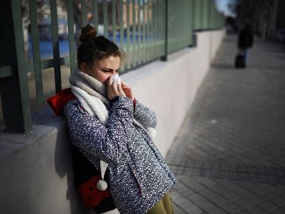 Una niña se suena los mocos a la salida de su colegio en Madrid.