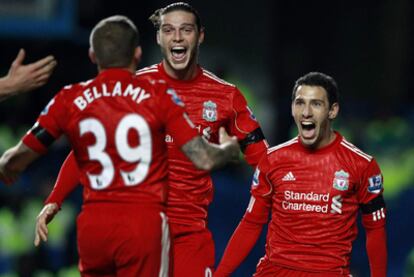 Maxi Rodríguez, Carroll y Bellamy celebran el primer gol del Liverpool.