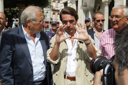 El ex presidente del Gobierno, Jose María Aznar, habla con el presidente de Melilla, Juan José Imbroda (izquierda), esta mañana.